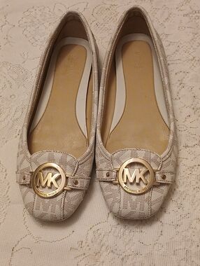 Michael Kors Cream Logo Ballet Flats with Gold MK Medallion sz.9M